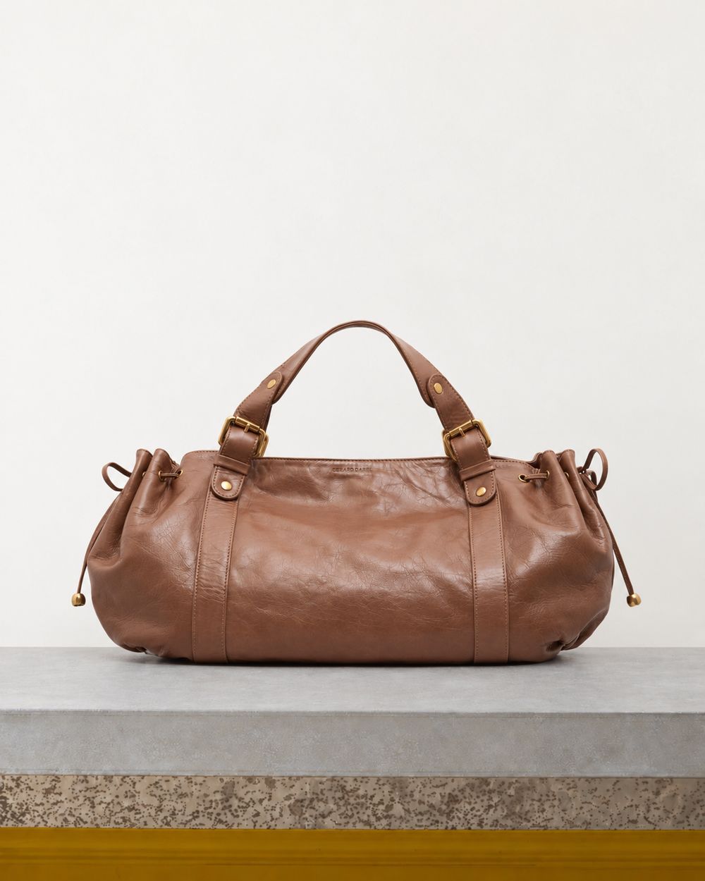 Gerard Darel - Sac À Main En Cuir Effet Froissé 24H - Chamois – Vue sur banc