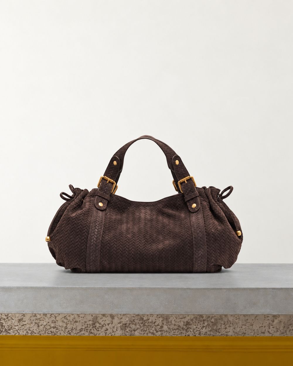 Gerard Darel - Sac À Main En Cuir Velours Effet Tressé 24H - Cacao – Vue sur banc