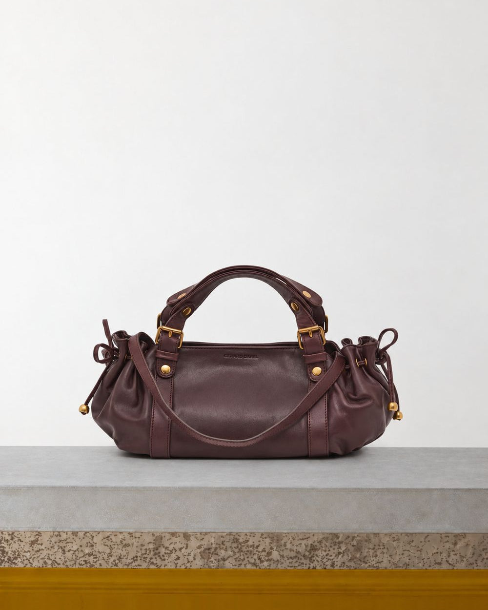 Gerard Darel - Mini Sac À Main En Cuir 12H - Bordeaux – Vue sur banc