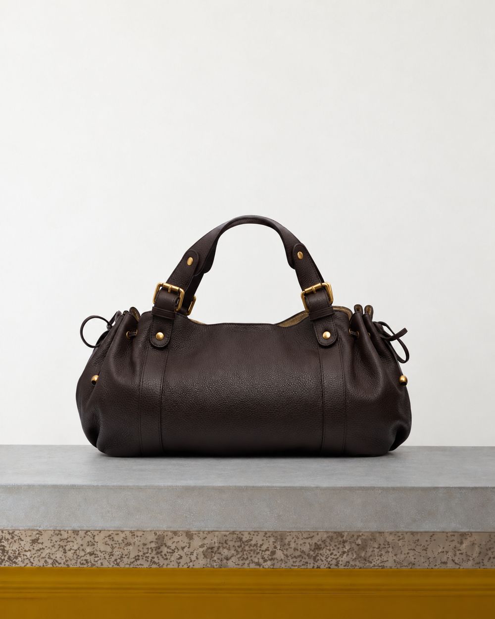 Gerard Darel - Sac À Main En Cuir Grainé Intérieur Métallisé 24H - Marron & Or – Vue sur banc