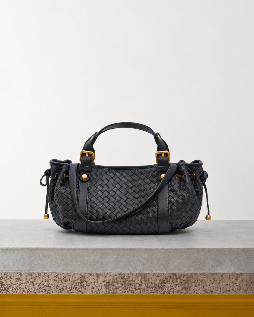 Gerard Darel - Mini Sac À Main En Cuir Tressé 12H - Noir – Vue sur banc