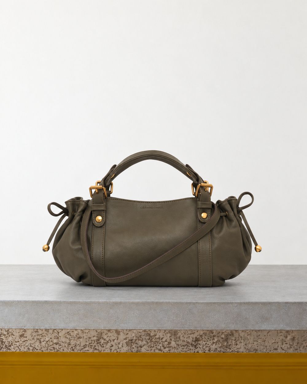 Gerard Darel - Mini Sac À Main En Cuir 12H - Kaki – Vue sur banc
