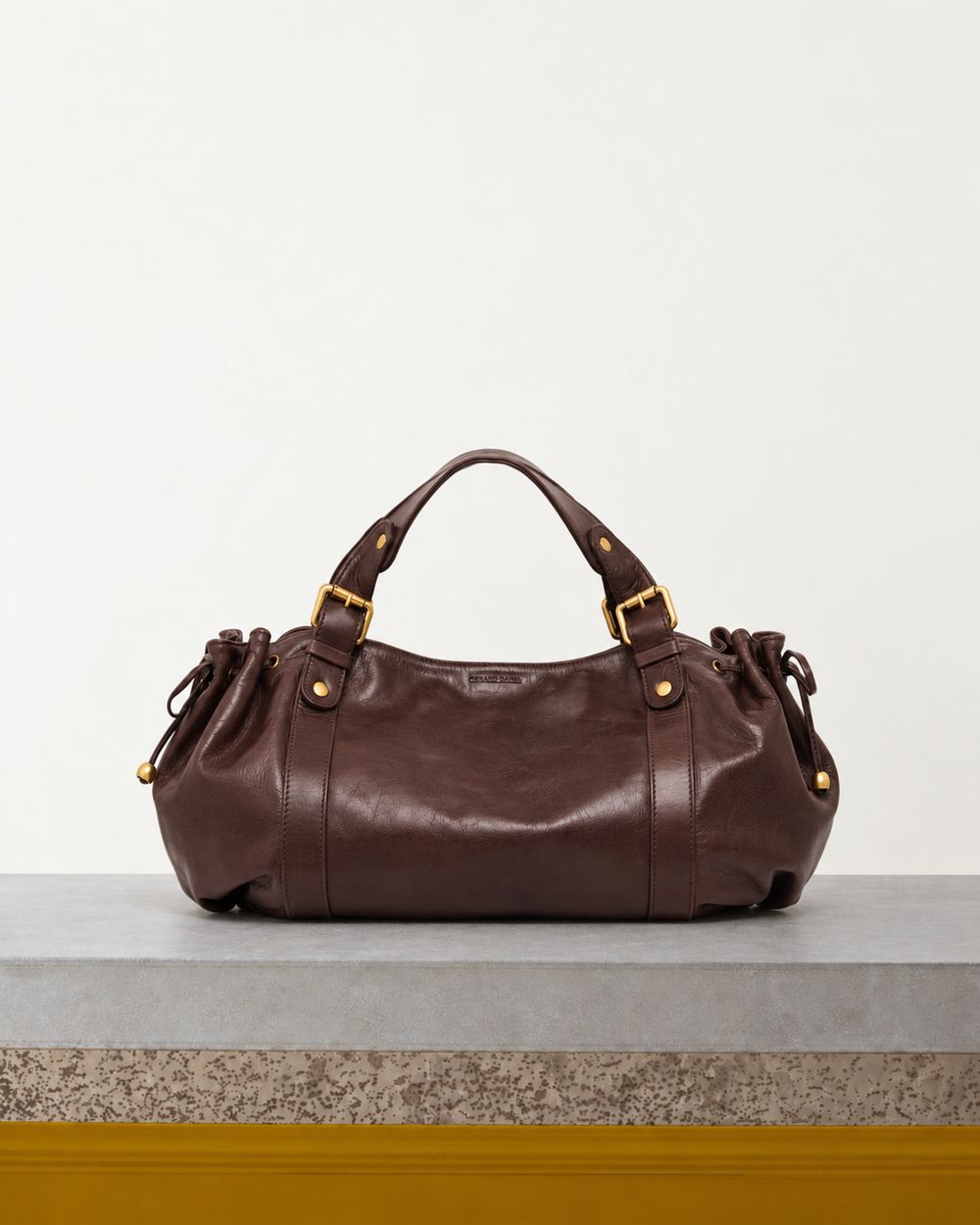 Gerard Darel - Sac Froisse 24H - Marron – Vue sur banc