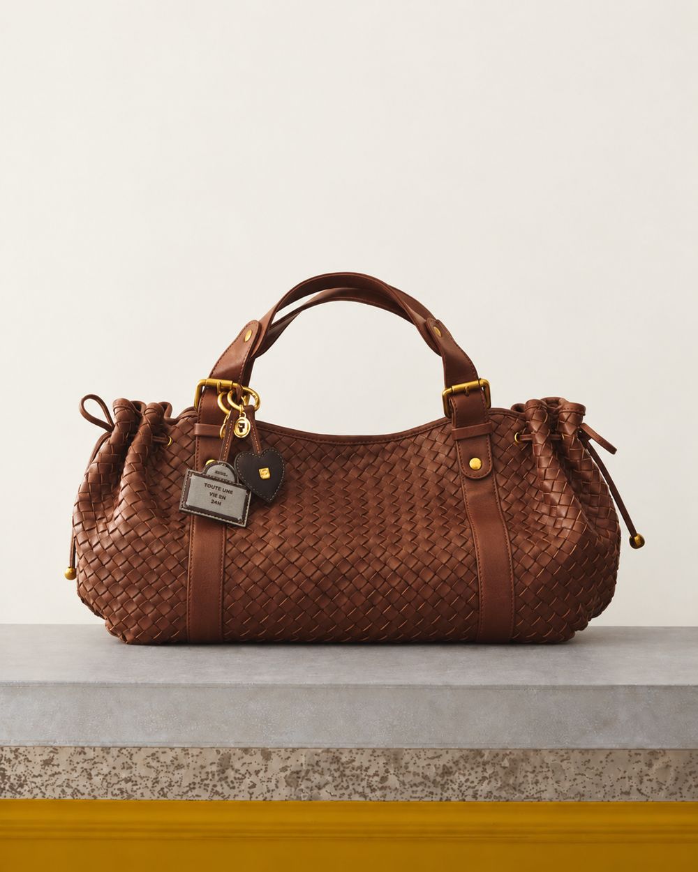 Gerard Darel - Sac Tresse Cuir 24H - Marron – Vue sur banc