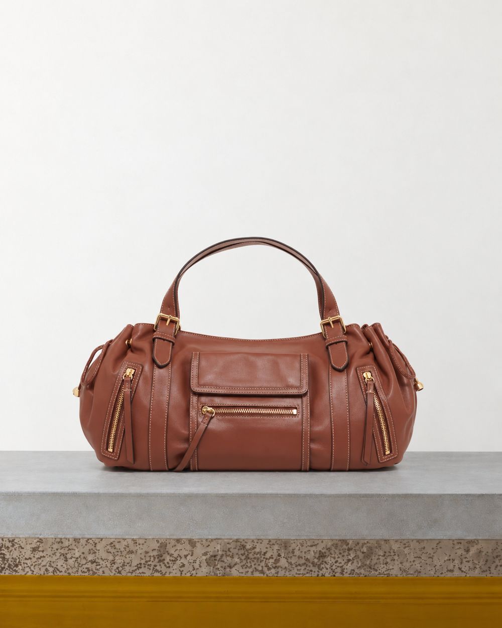 Gerard Darel - Sac Icones St Germain - Marron – Vue sur banc
