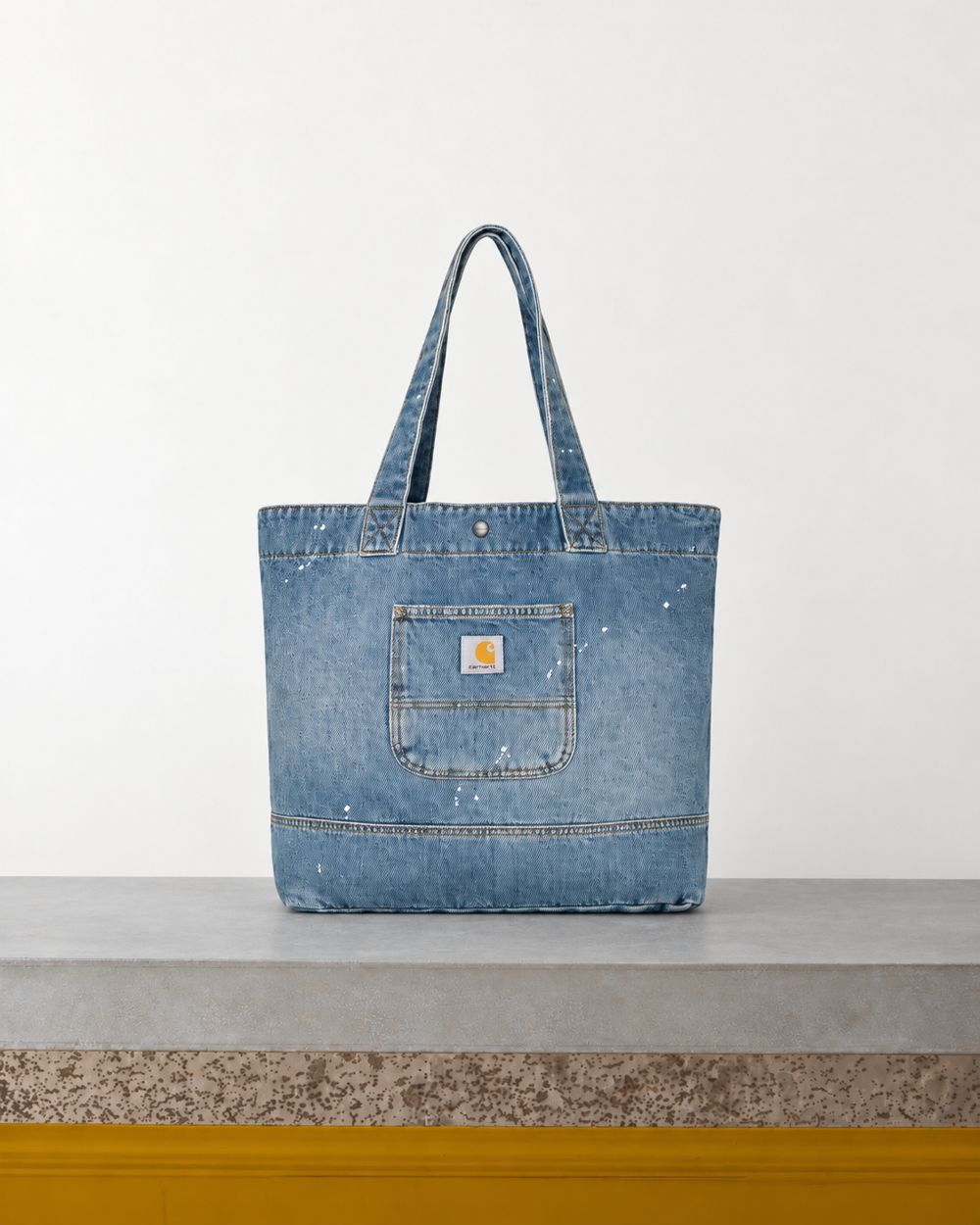 Carhartt Wip - Tote Bag Denim - Bleu Wash – Vue sur banc