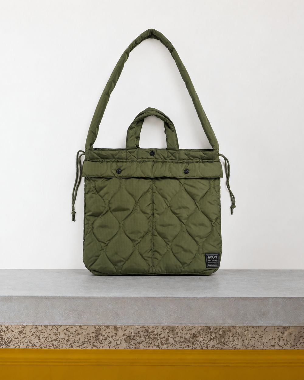 Taion - Sac Helmet Military matelassé - Olive – Vue sur banc
