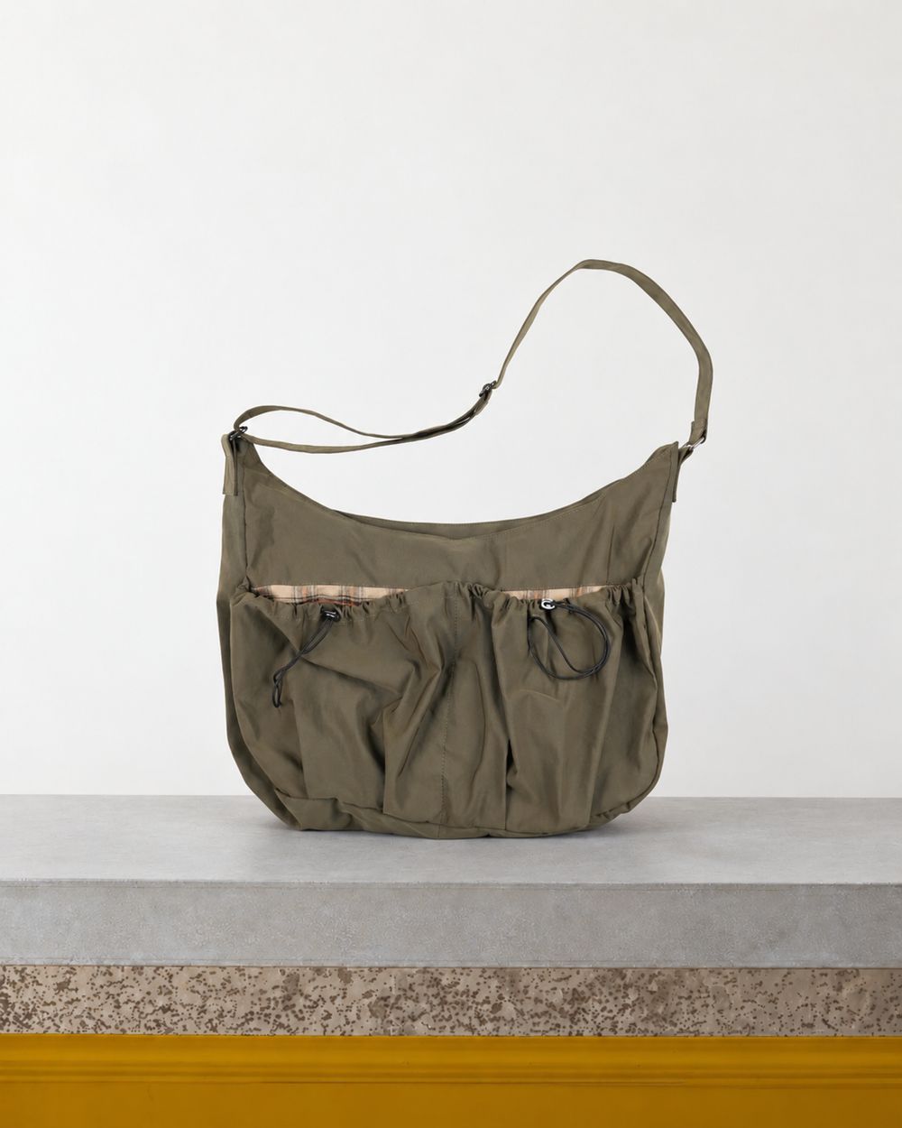 Frizmworks - Sac Bandoulière Heritage Hunting - Olive – Vue sur banc