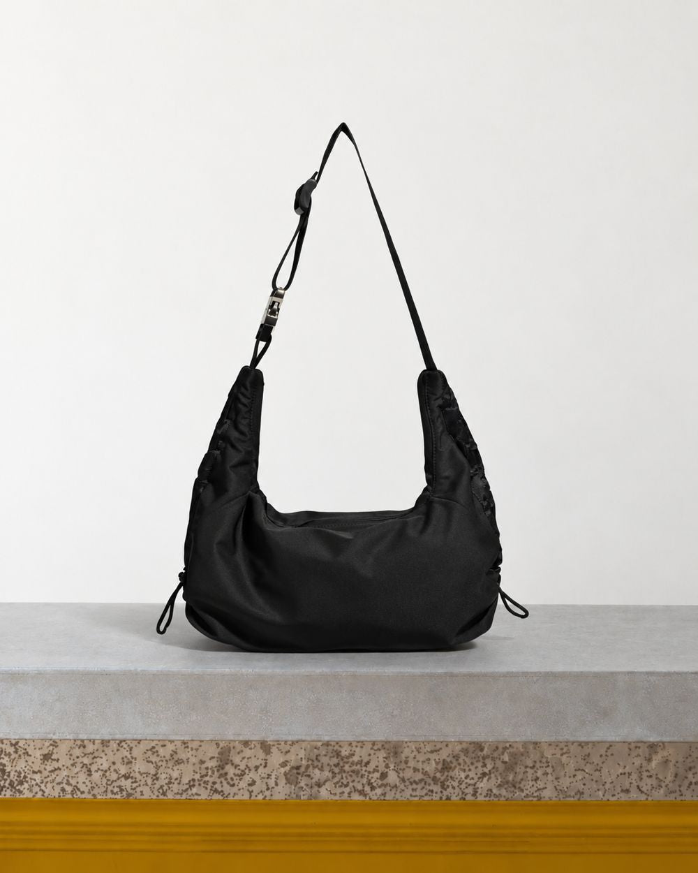 ARCS - Sac Petit Hey - Noir – Vue sur banc
