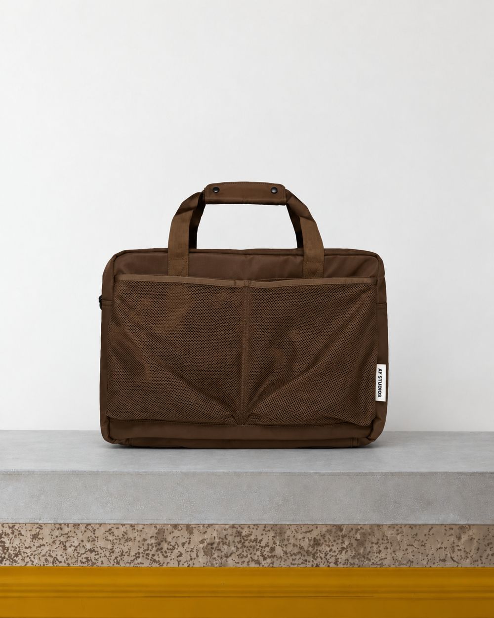 Ay Studios - Sac Weekend 35L - Marron – Vue sur banc
