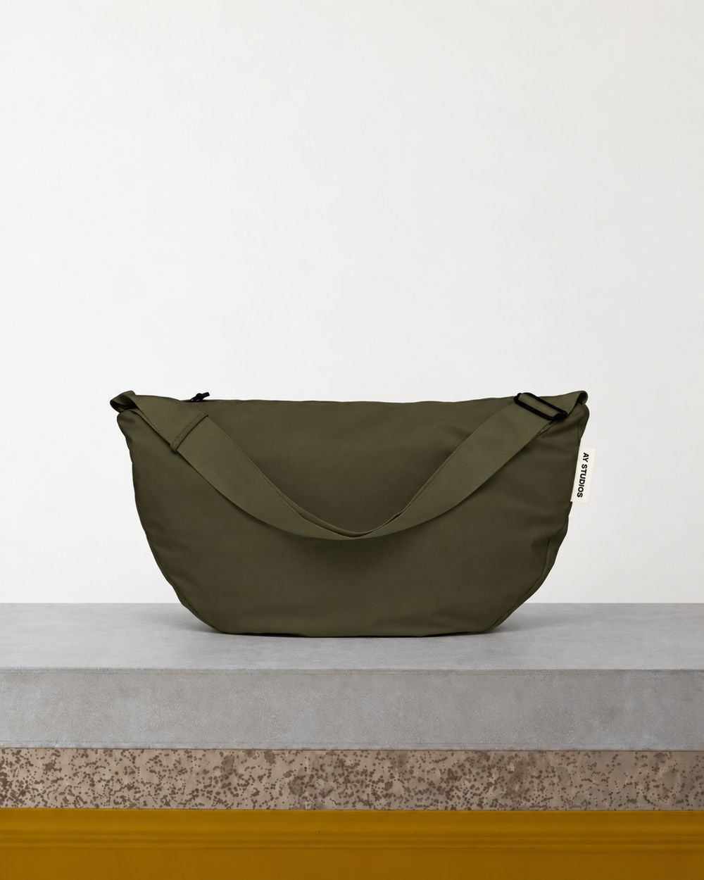 Ay Studios - Sac Messager - Kaki – Vue sur banc