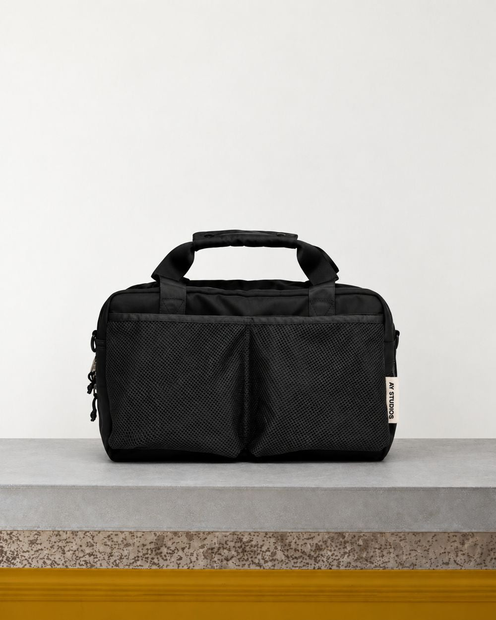 Ay Studios - Sac Weekend 18L - Noir – Vue sur banc