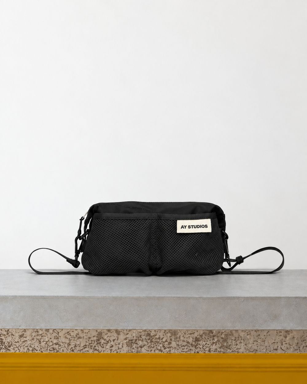 Ay Studios - Sac Bandoulière - Noir – Vue sur banc