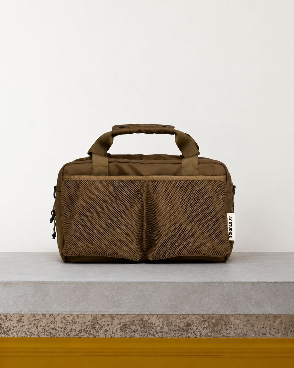Ay Studios - Sac Weekend 18L - Kaki – Vue sur banc