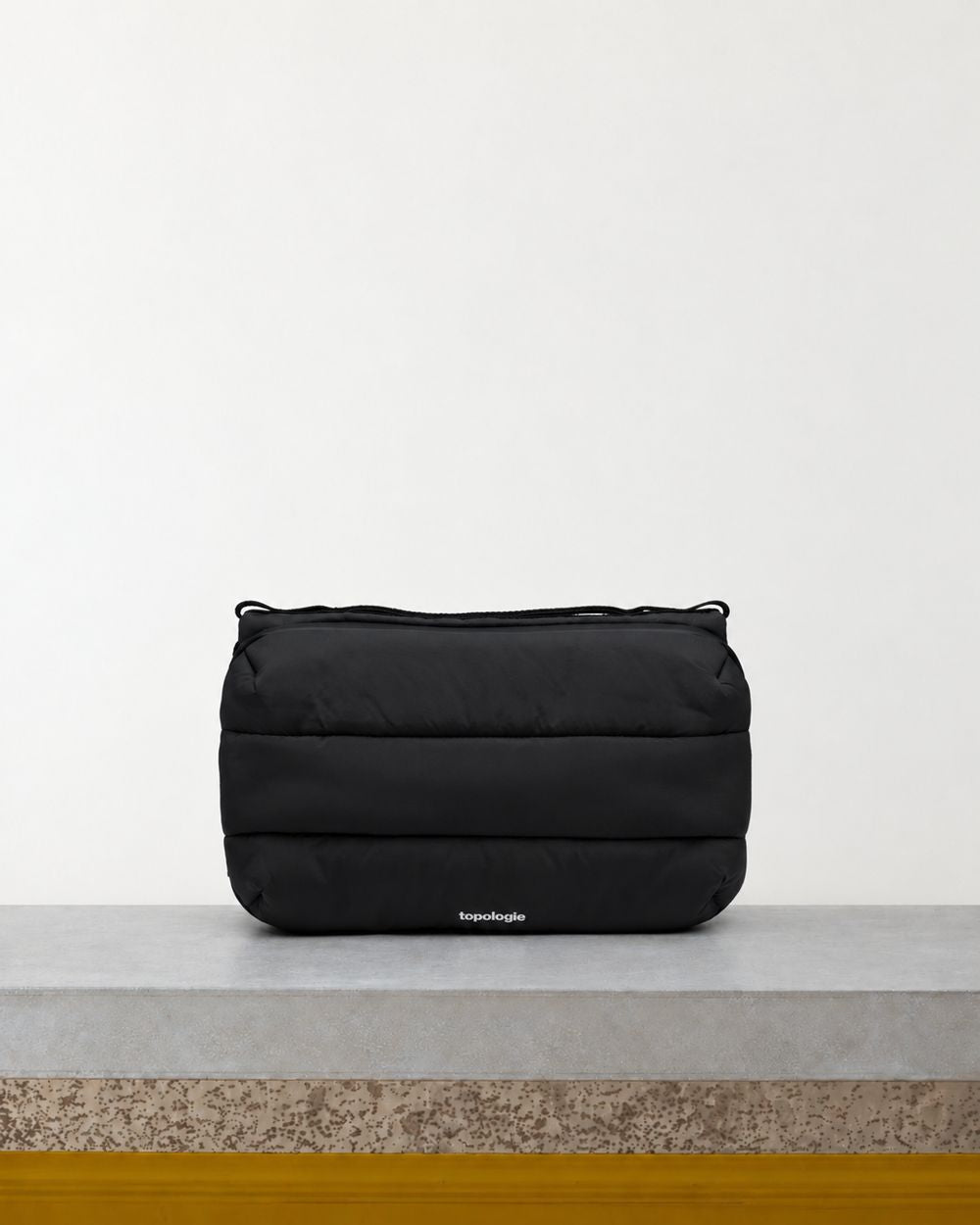Topologie - Sac Bottle Sacoche Large - Noir – Vue sur banc