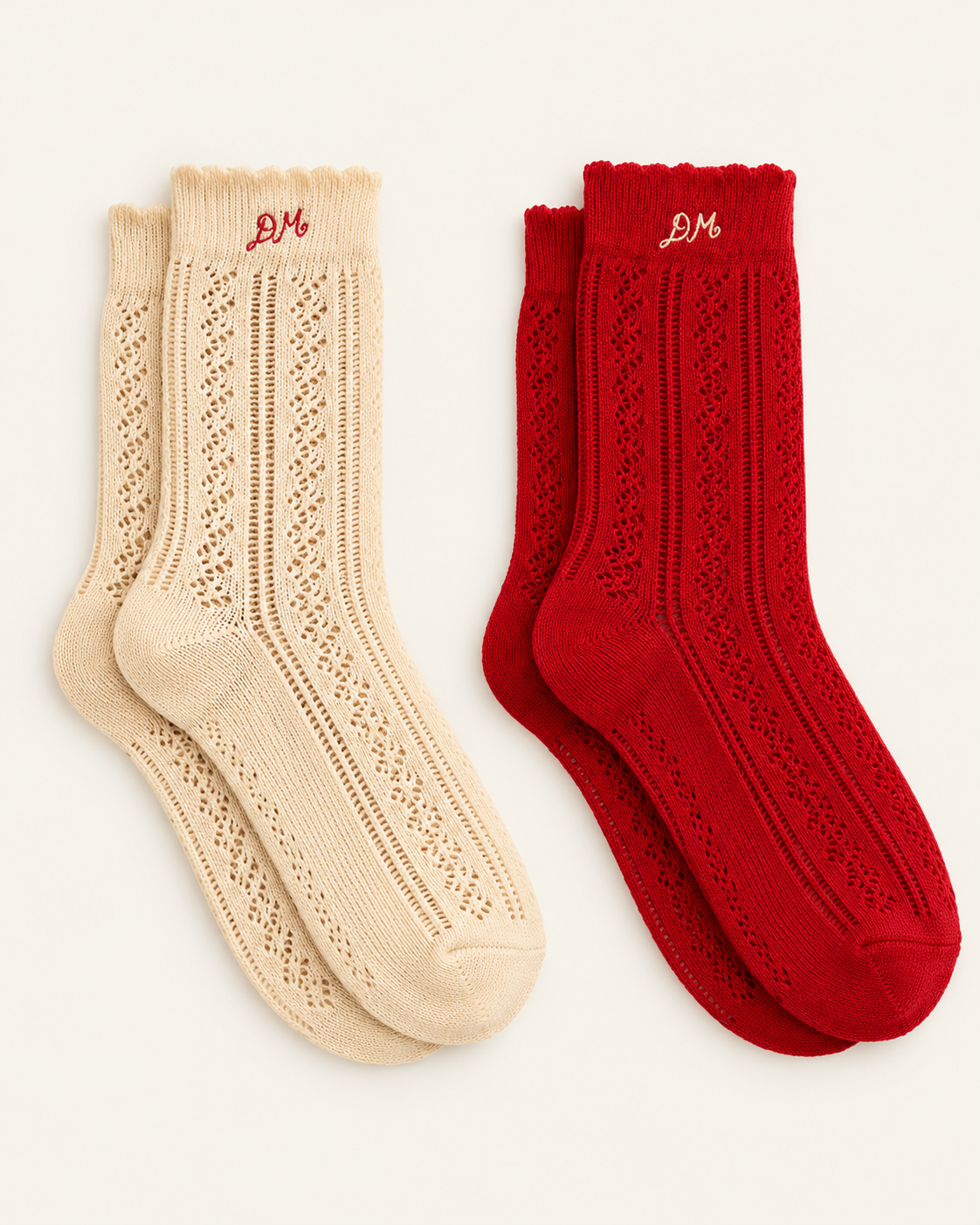 Damson Madder - Lot de 2 paires de chaussettes - Rouge & Écru — paire en packshot sur fond écru