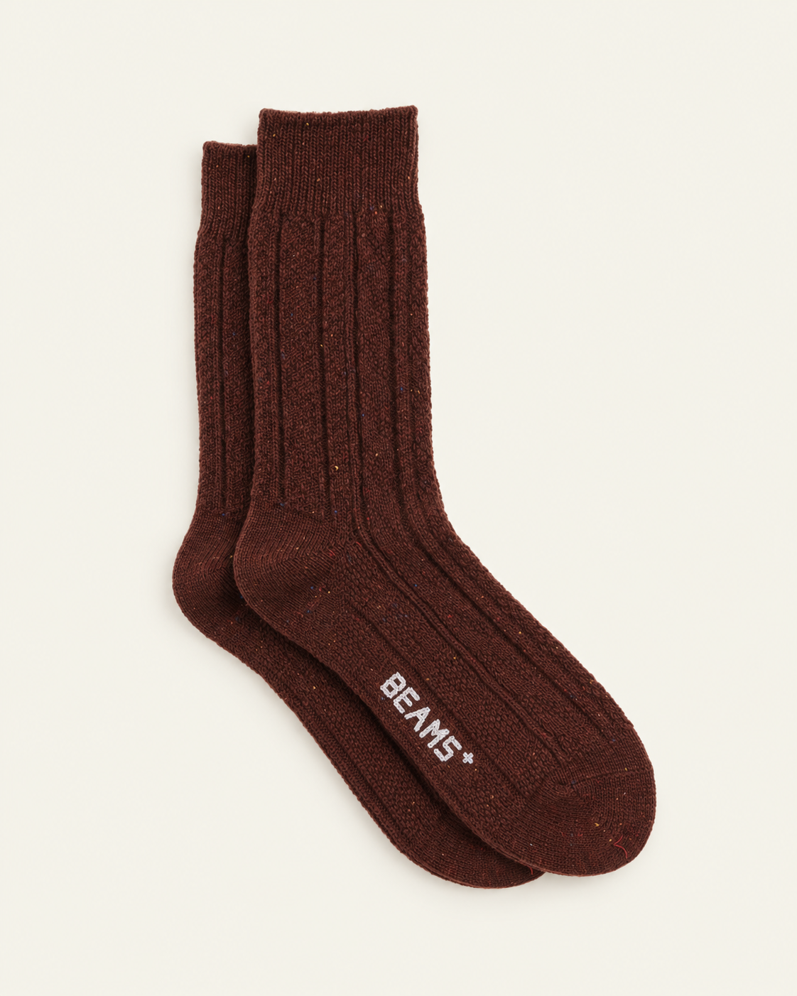 Beams Plus - Chaussettes Torsadées - Marron — paire en packshot sur fond écru