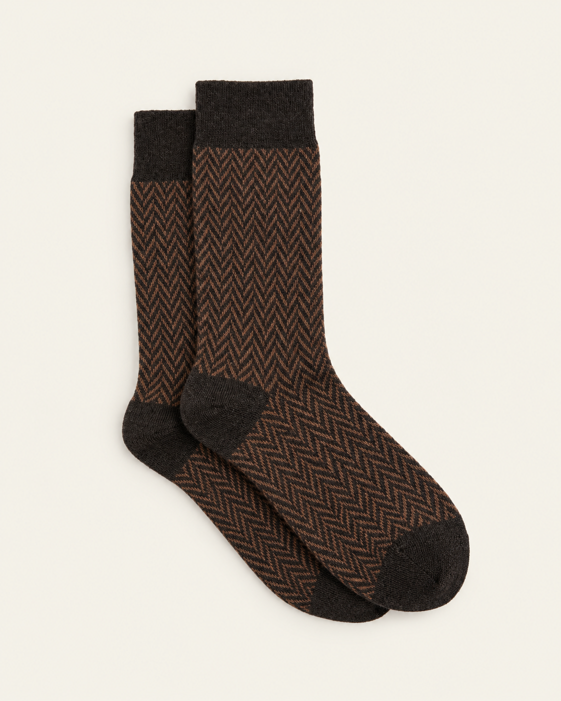 Anonymous ISM - Chaussettes Herringbone Crew - Marron — paire en packshot sur fond écru