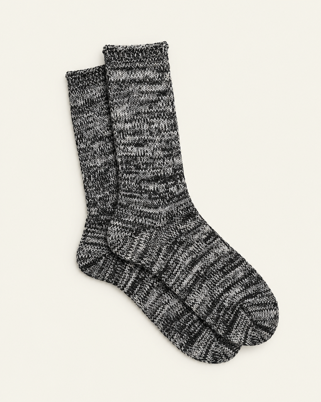 Anonymous ISM - Chaussettes 5 Color Mix Crew - Gris — paire en packshot sur fond écru