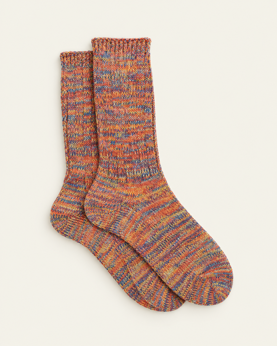 Anonymous ISM - Chaussettes 5 Color Mix Crew - Multi — paire en packshot sur fond écru