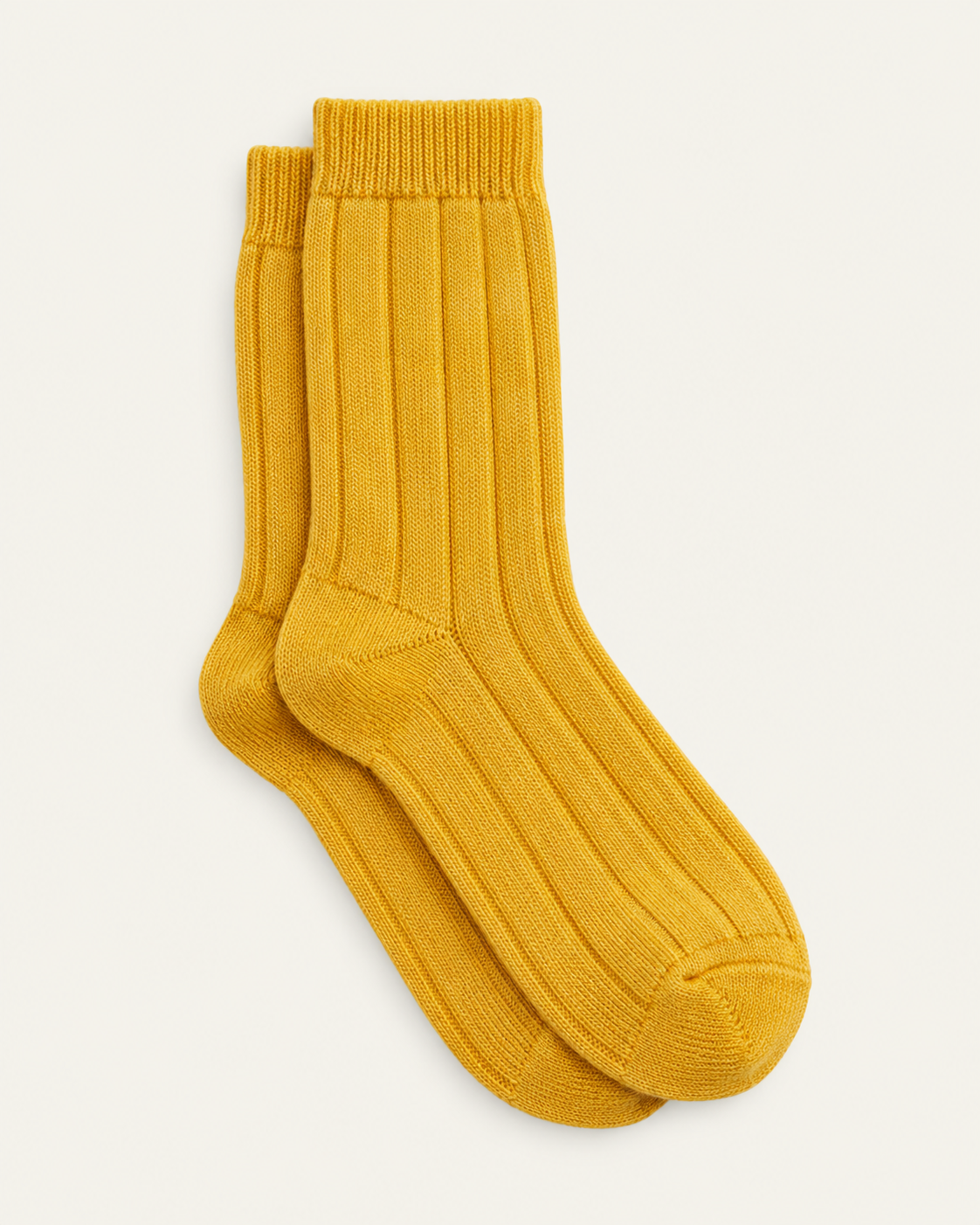 Homecore - Chaussettes en cachemire - Jaune — paire en packshot sur fond écru