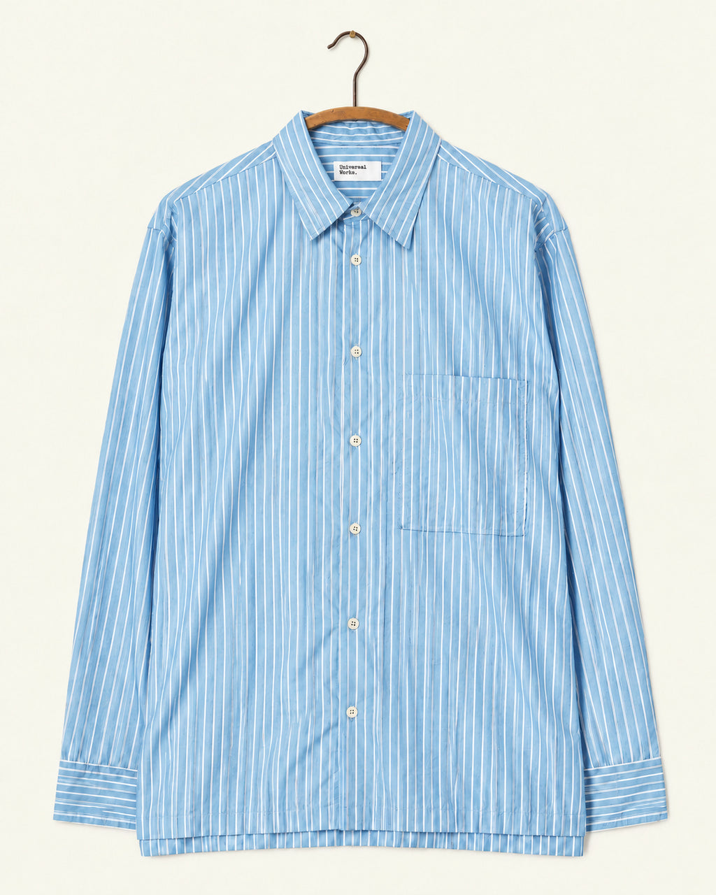 Universal Works - Chemise Lucky - Rayures Bleu, vue de face sur cintre