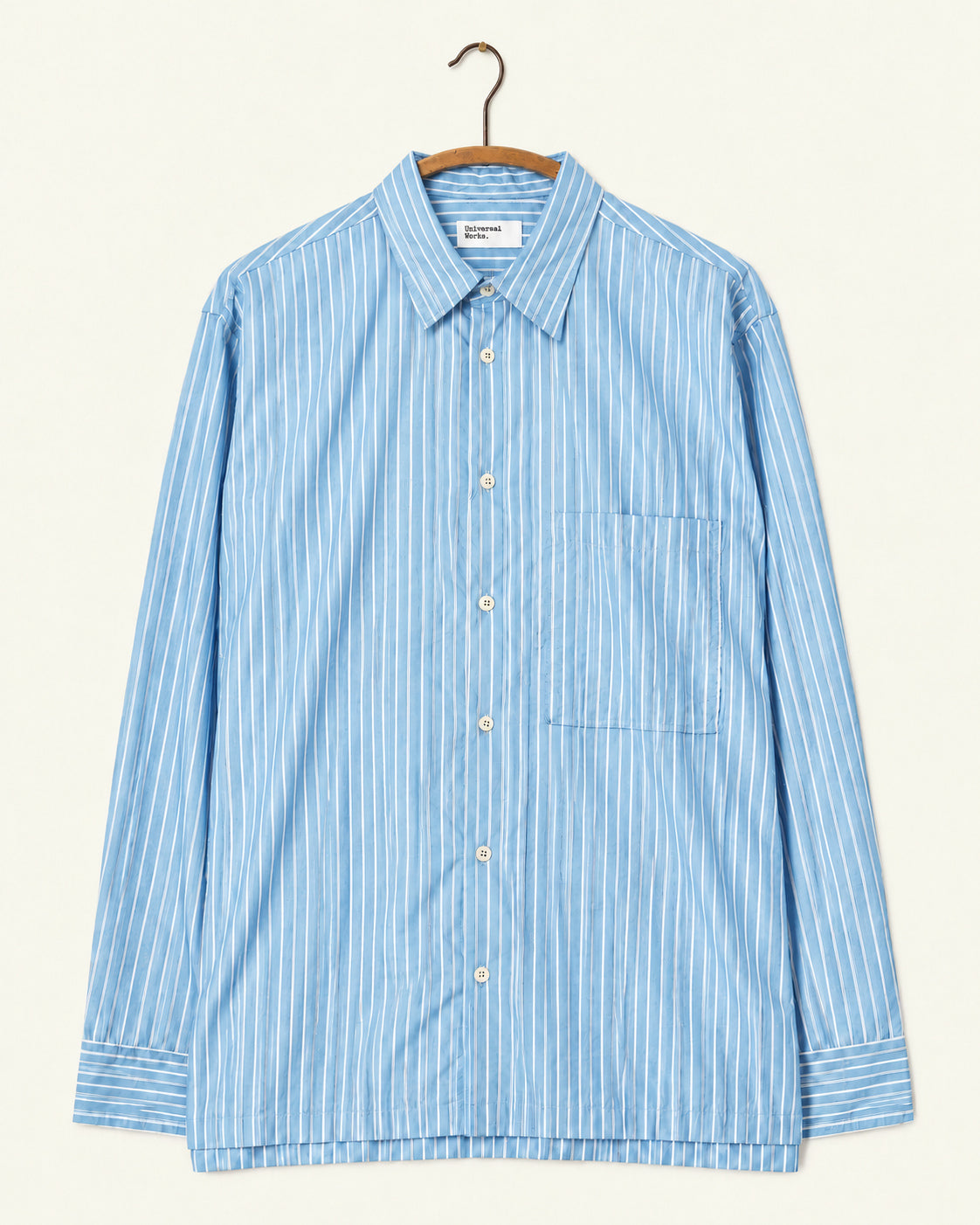 Universal Works - Chemise Lucky - Rayures Bleu, vue de face sur cintre