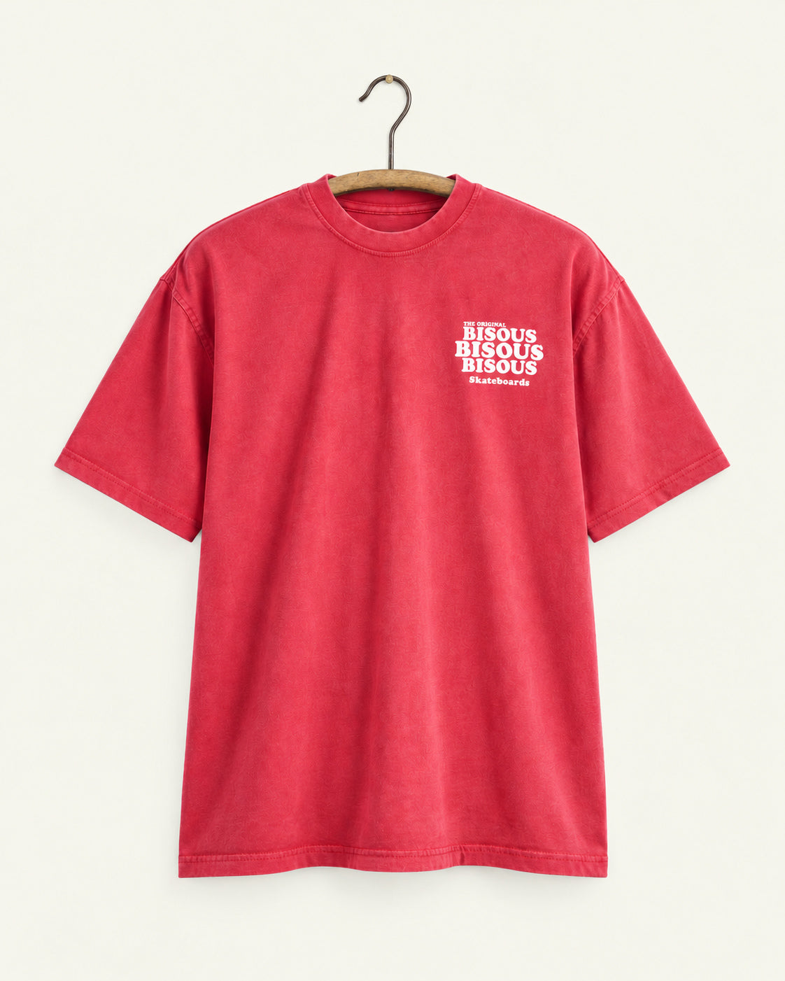 Bisous Skateboard - T-shirt Grease Harvard - Rouge, vue de face sur cintre