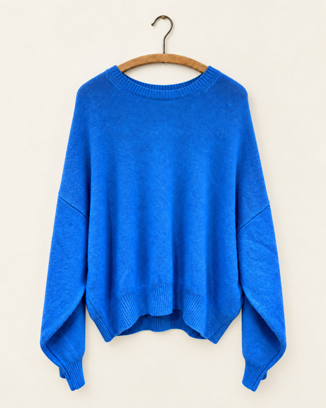 Lisa Yang - Pull Veira - Bleu Azur, vue de face sur cintre