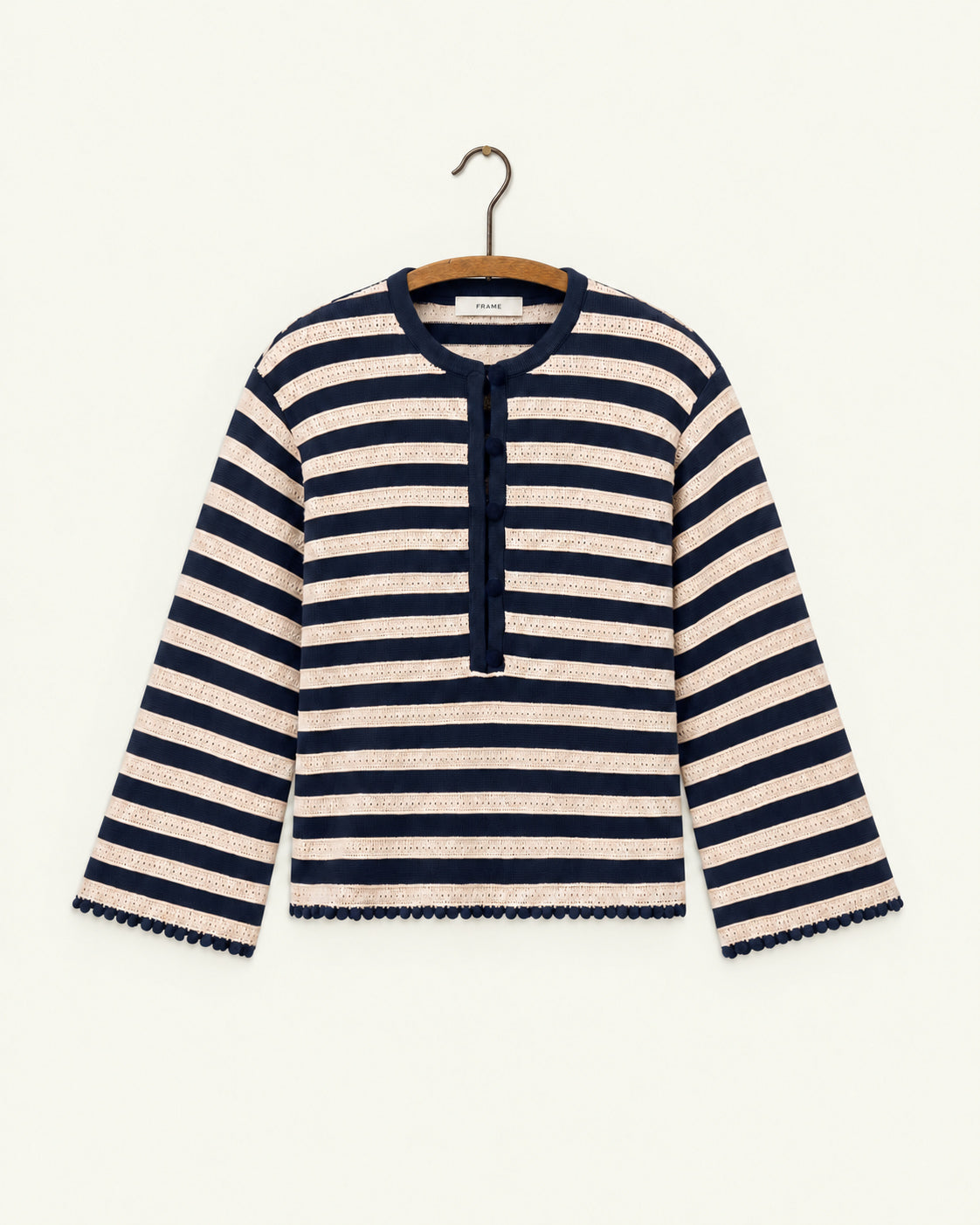 Frame - Pull Captain - Crème & Marine, vue de face sur cintre