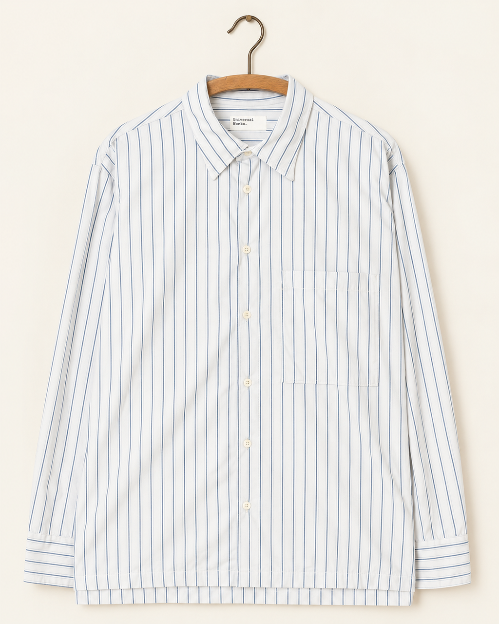 Universal Works - Chemise Lucky - Rayures Gris, vue de face sur cintre