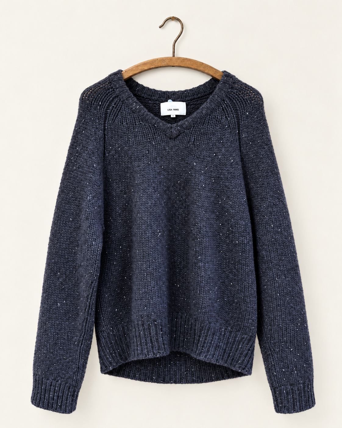 Lisa Yang - Pull Aloia Sparkle - Dark Cocoa, vue de face sur cintre