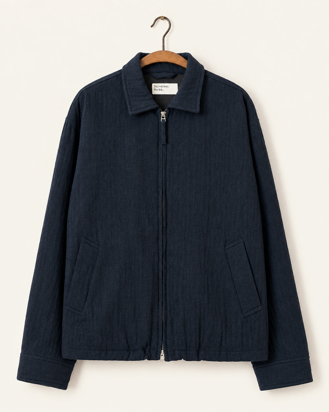 Universal Works - Veste Club - Marine, vue de face sur cintre