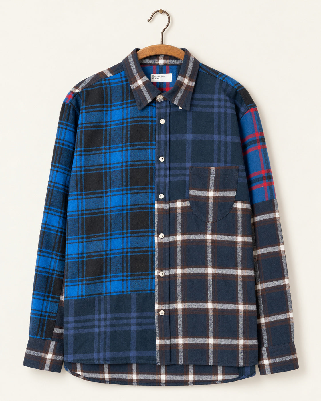 Universal Works - Chemise Lazy Day - Bleu, vue de face sur cintre