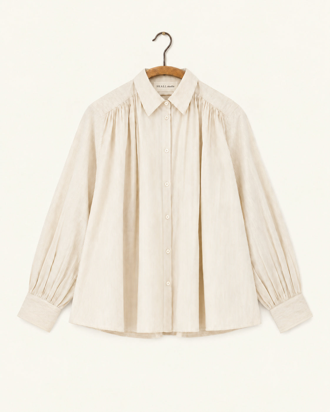 Skall Studio - Blouse Louise - Rayures bleu clair/blanc, vue de face sur cintre