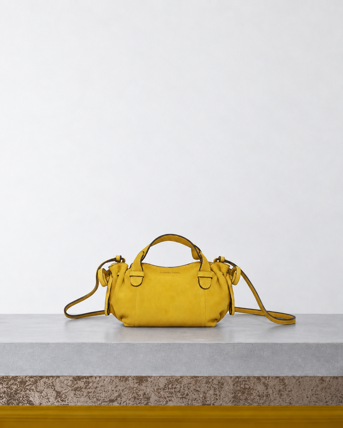 Merci x Gerard Darel - Sac Micro 24 - Jaune sur le banc