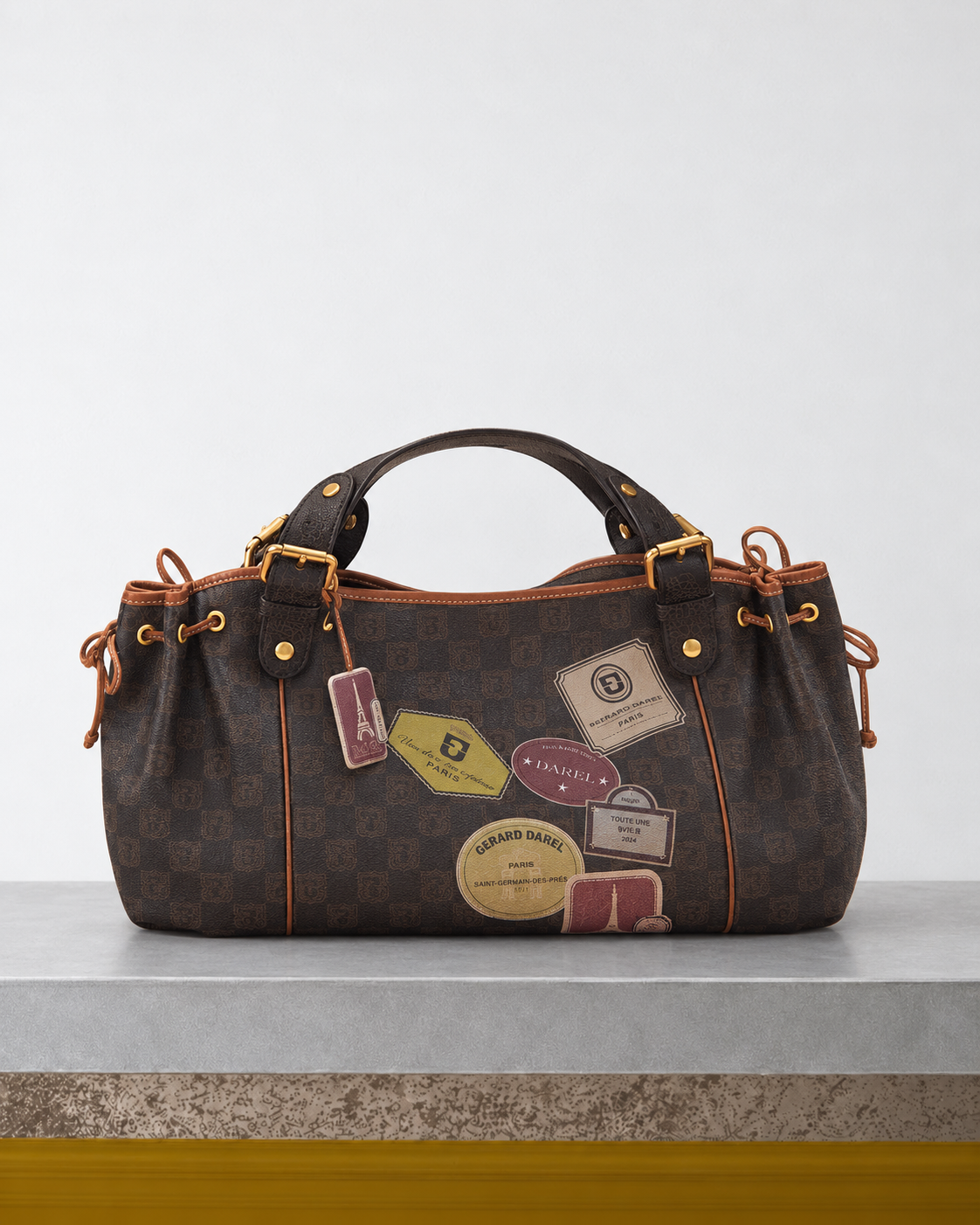 Merci x Gerard Darel - Sac À Main En Toile Enduite Et Cuir Signé De Patchs Imprimés 24H - Multicolore sur le banc