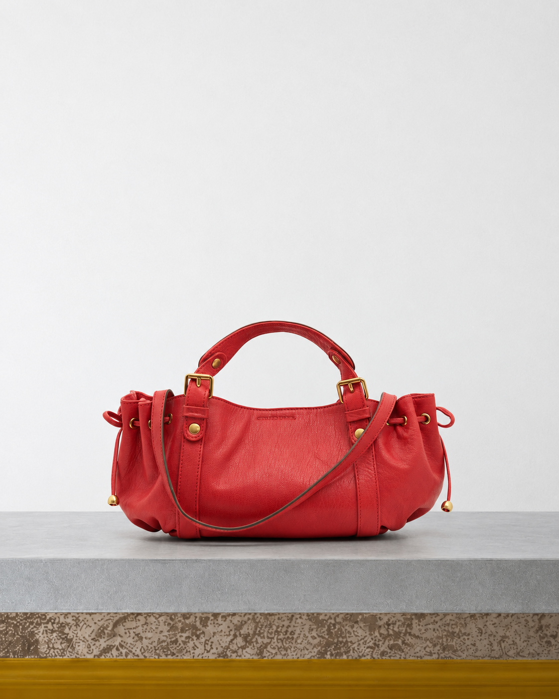 Merci x Gerard Darel - Mini Sac À Main En Cuir De Chèvre 12H - Rouge sur le banc