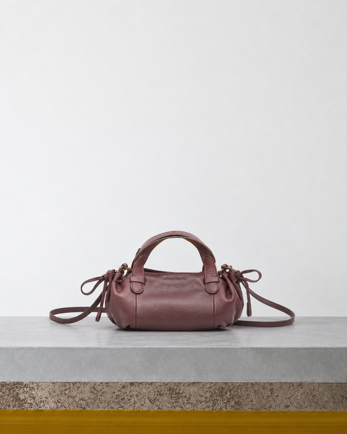 Merci x Gerard Darel - Sac Micro 24 - Bordeaux sur le banc