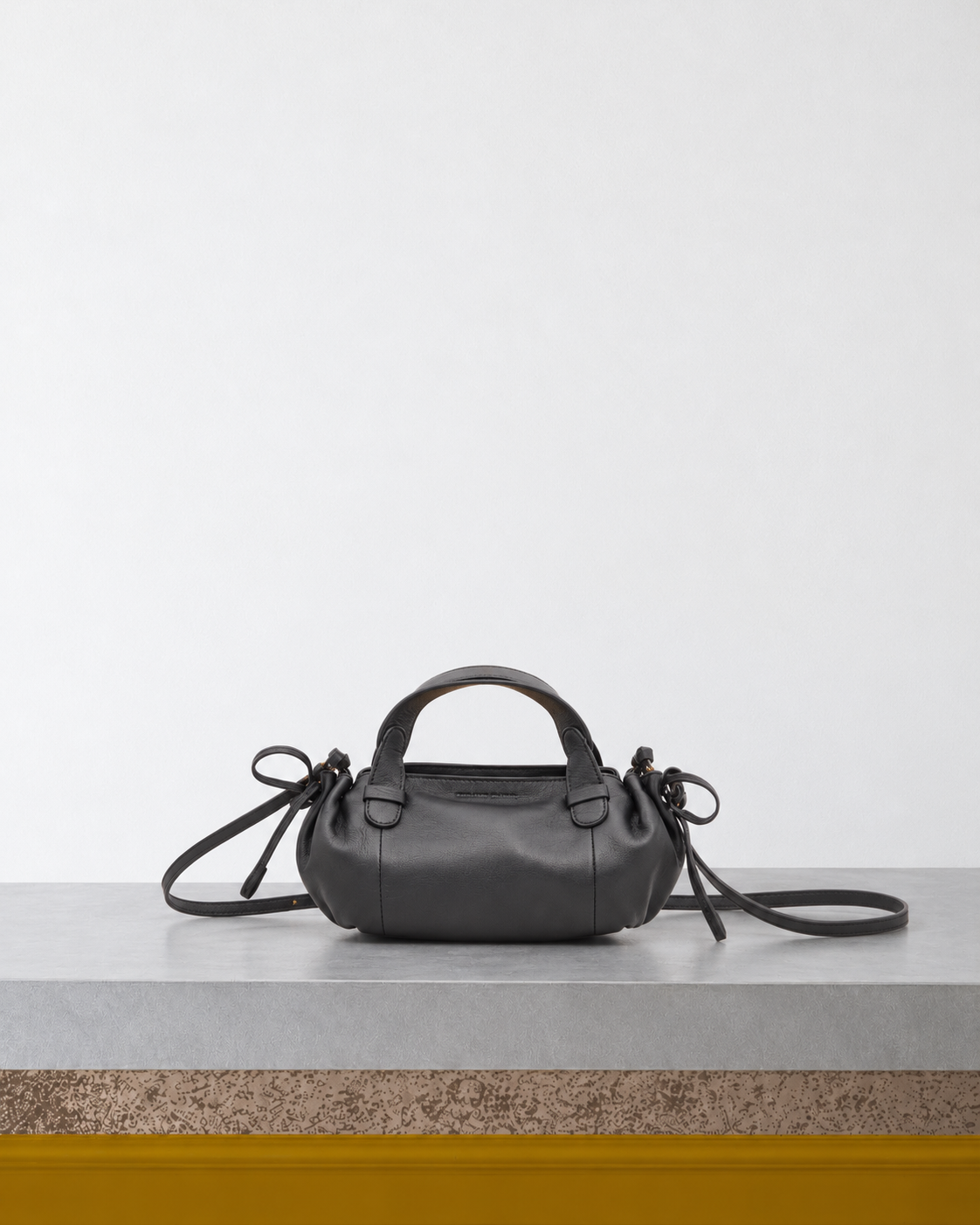 Merci x Gerard Darel - Sac Micro 24 - Noir sur le banc