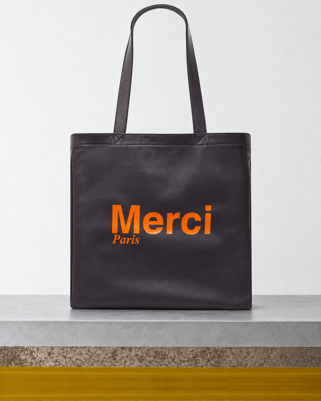 Merci x Gerard Darel - Totebag En Cuir - Aubergine sur le banc