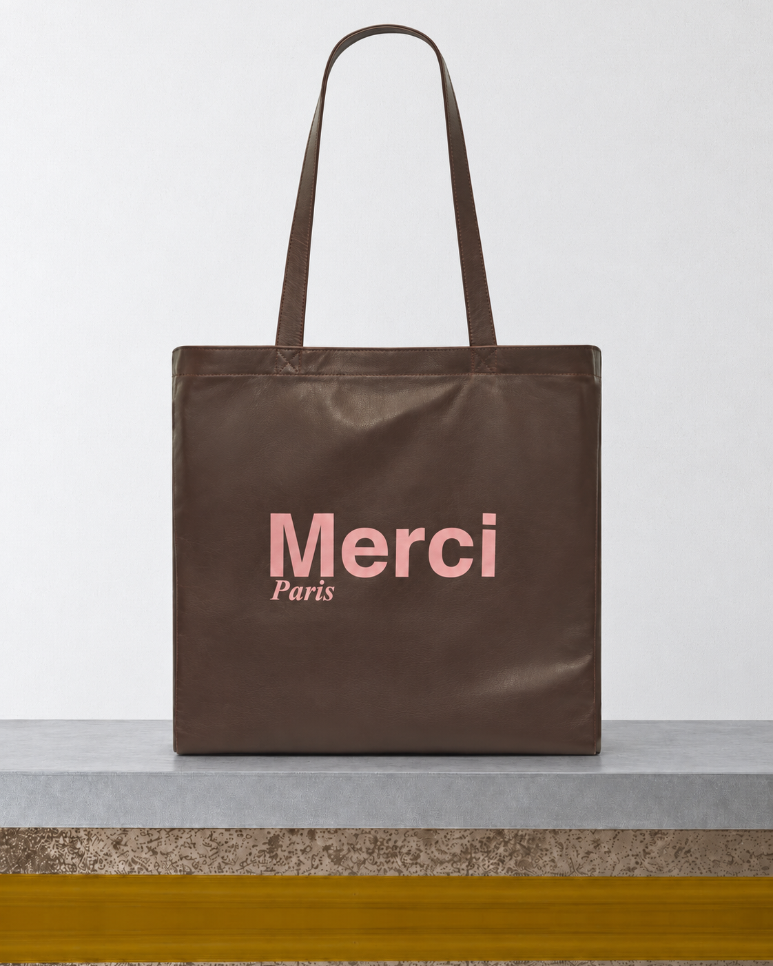 Merci x Gerard Darel - Totebag En Cuir - Marron sur le banc
