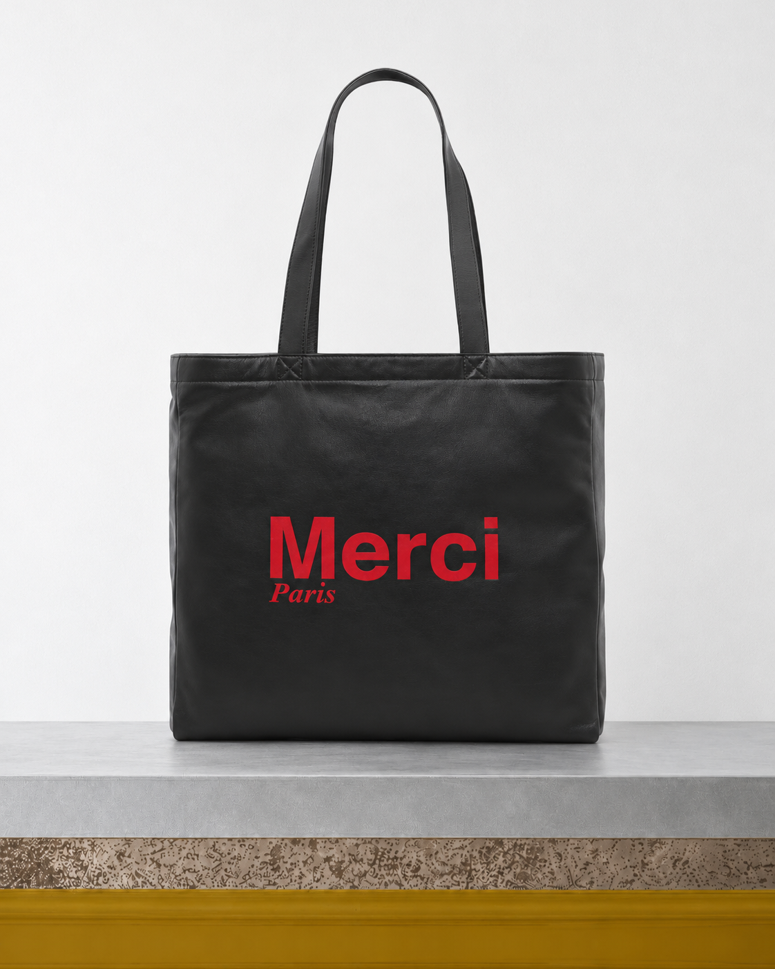 Merci x Gerard Darel - Totebag En Cuir - Noir sur le banc