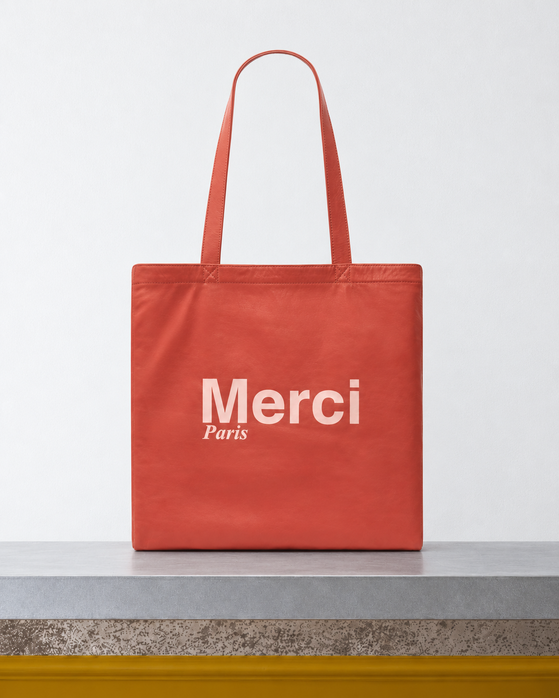 Merci x Gerard Darel - Totebag En Cuir Geranium sur le banc