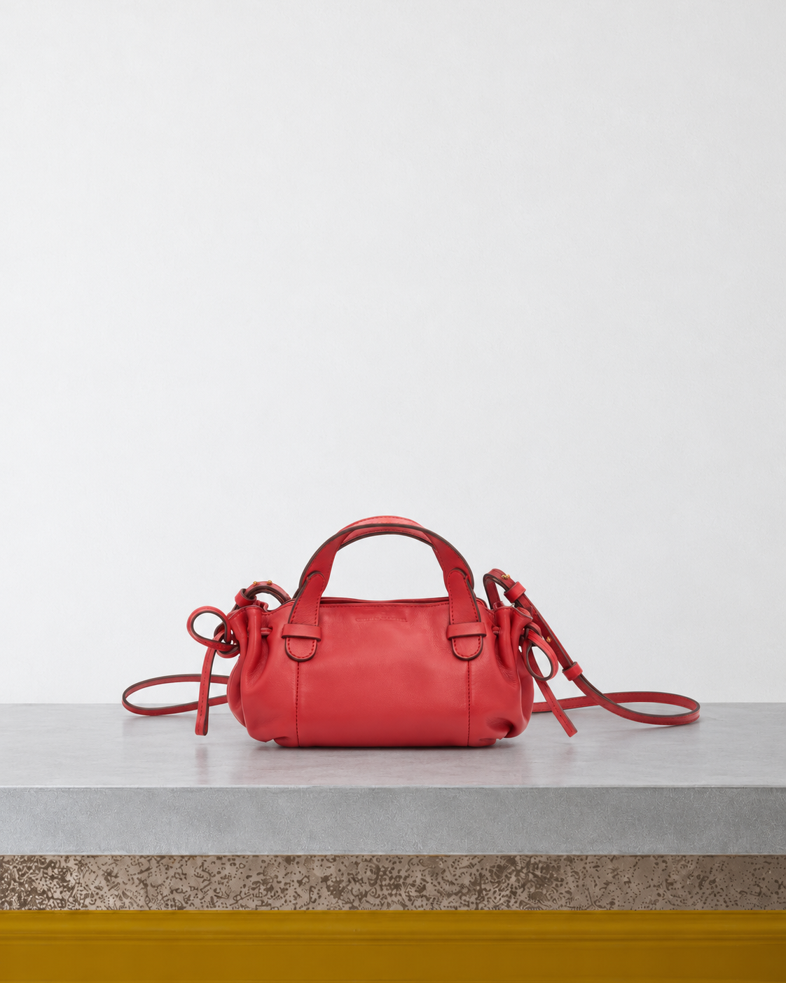 Merci x Gerard Darel - Sac Micro 24 - Rouge sur le banc