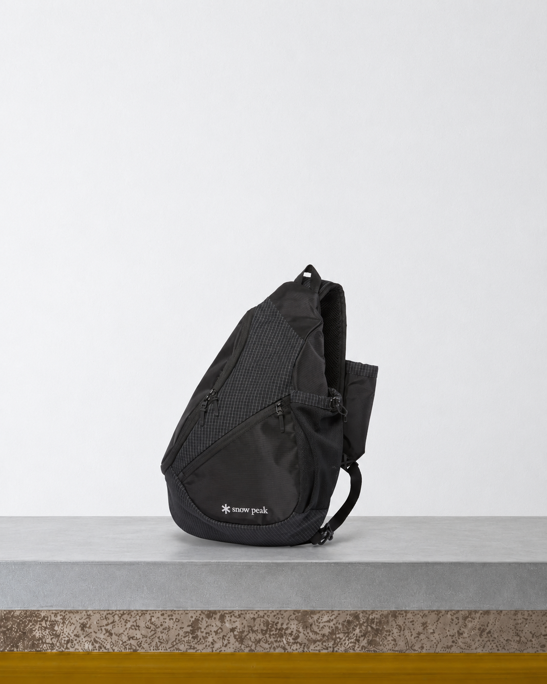 Snow Peak - Sac Bandoulière Carreaux - Noir posé sur le banc