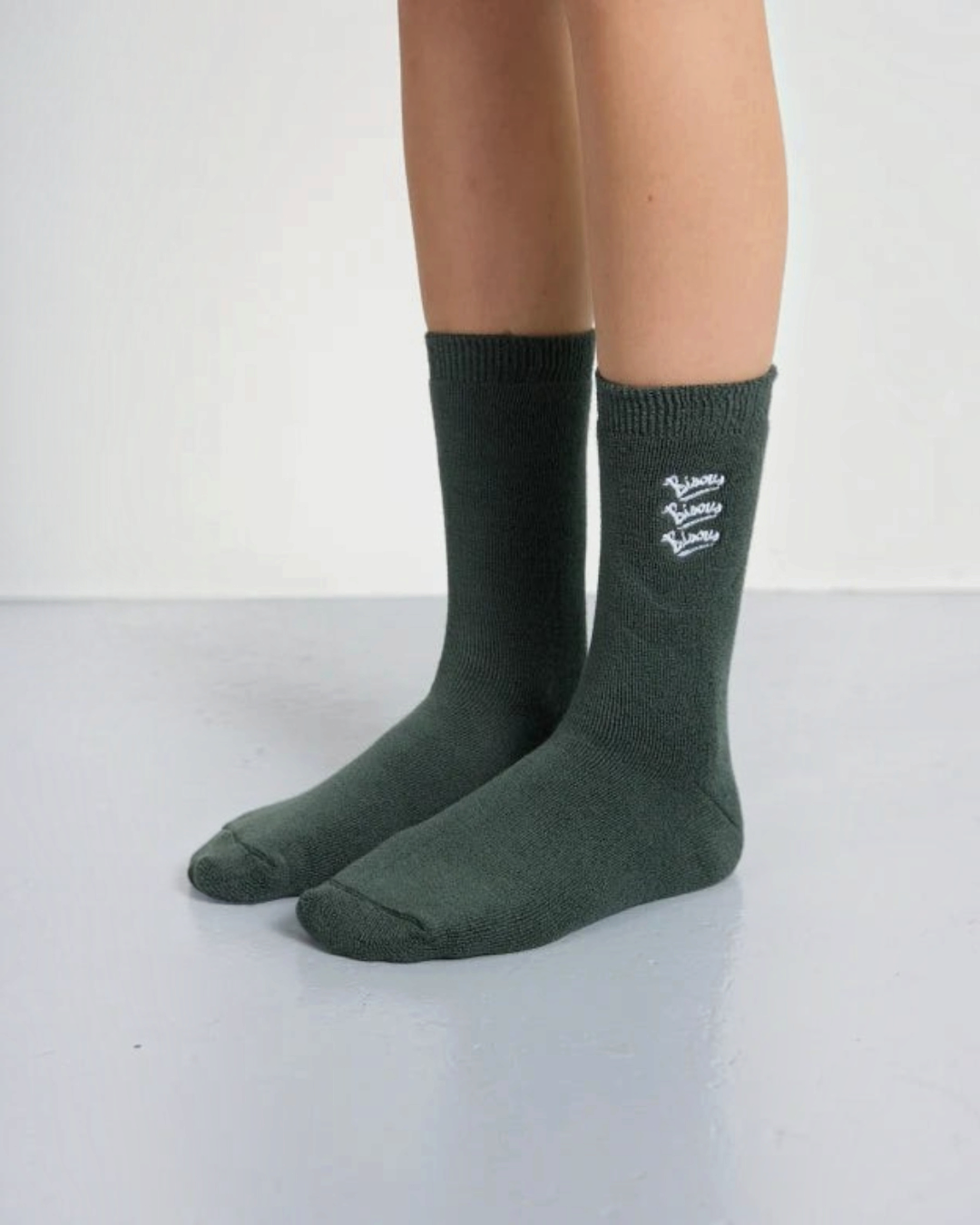 Chaussettes mi-mollet Merci Paris Bisous Skateboard en maille vert foncé avec broderie blanche Bisous Bisous Bisous