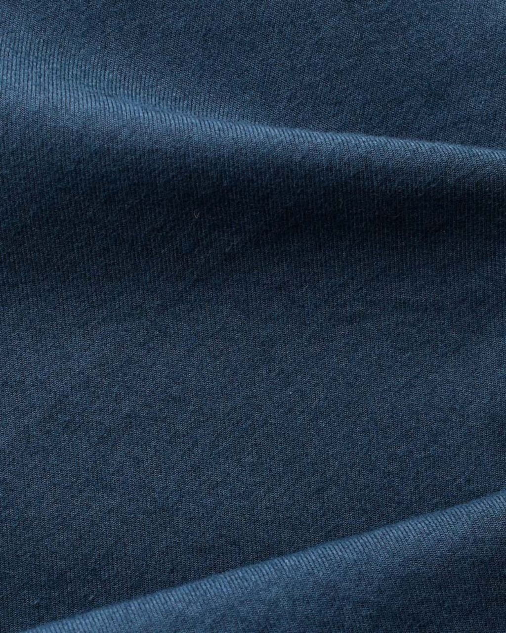 Gros plan sur la texture douce en flanelle bleu marine de la chemise Pietro de la marque Merci Paris