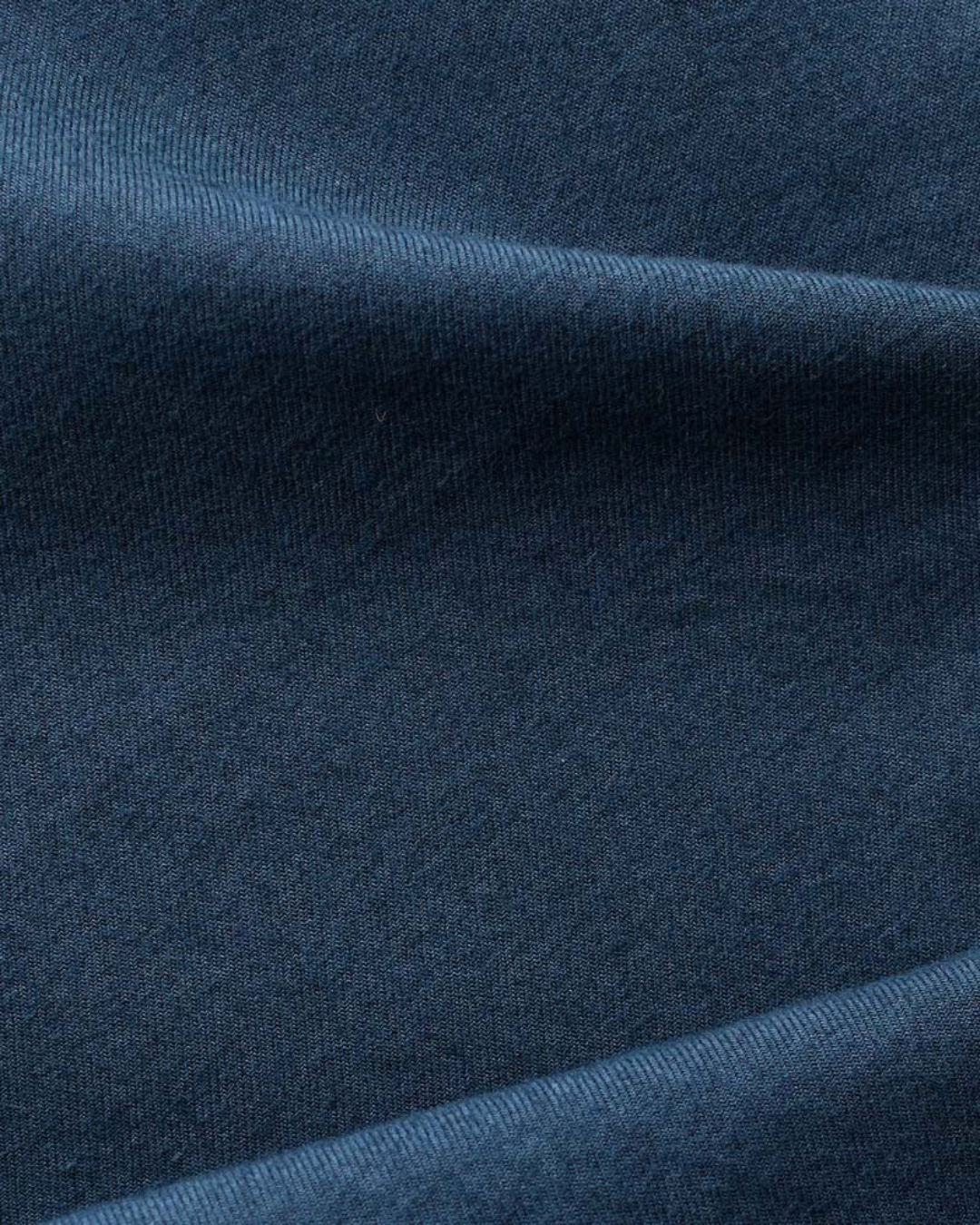 Gros plan sur la texture douce en flanelle bleu marine de la chemise Pietro de la marque Merci Paris