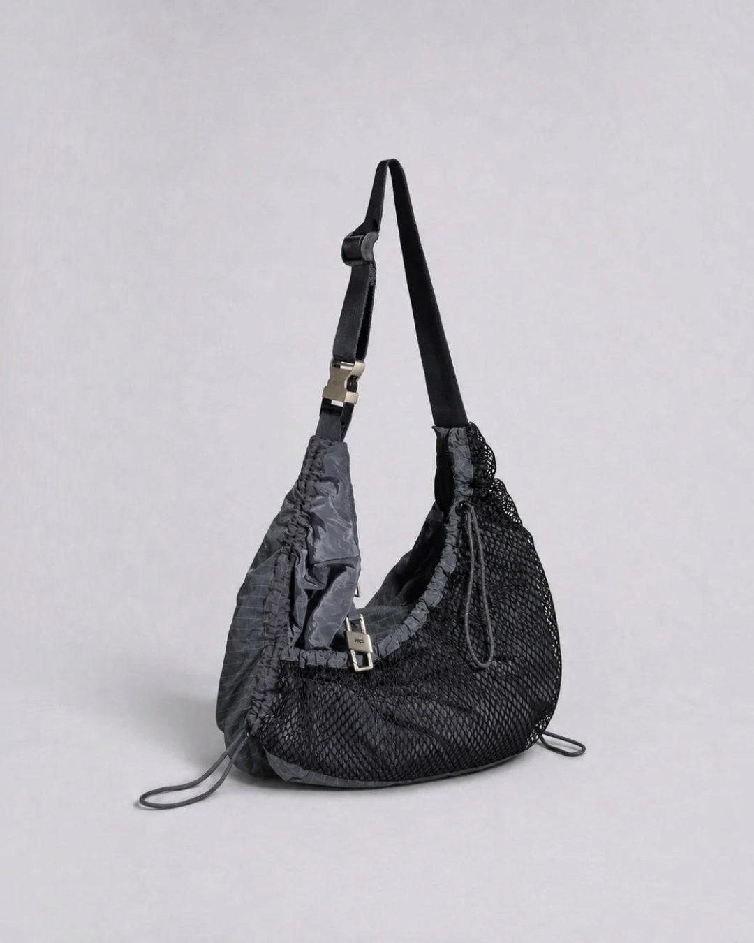 Sac bandoulière Merci Paris ARCS Hey gris en nylon ripstop avec poche en mesh et détails techniques modulables